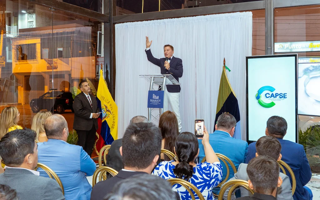 Discurso en el podio durante la ceremonia de posesión de las nuevas autoridades de CAPSE ante empresarios de Santa Elena