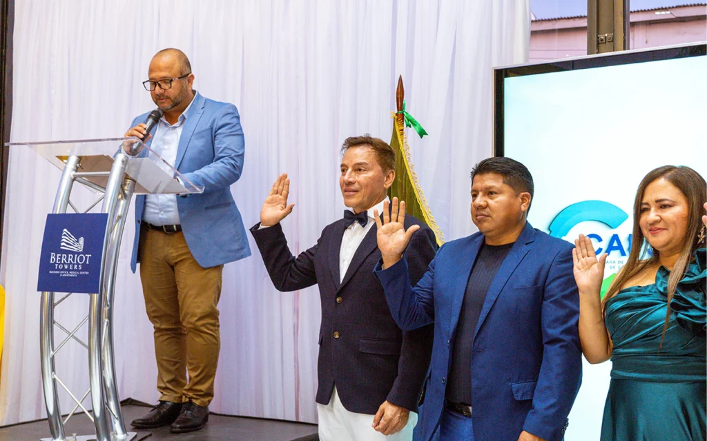 Juramento de las nuevas autoridades directivas de CAPSE en la ceremonia realizada en Berriot Tower