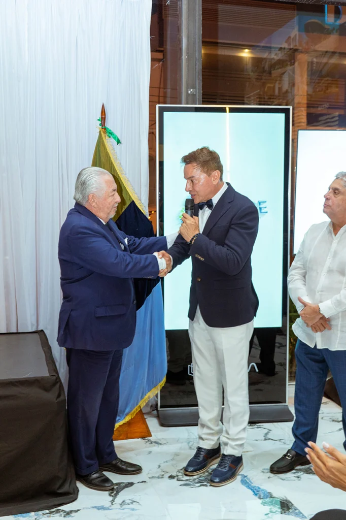 Saludo protocolar durante el acto de posesión del nuevo directorio de la Cámara de Producción de Santa Elena