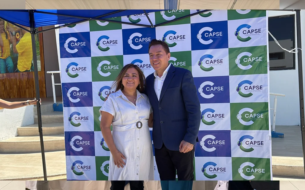 Participantes posan frente al photocall de la Cámara de Producción de Santa Elena en la feria de emprendedores de la UPSE