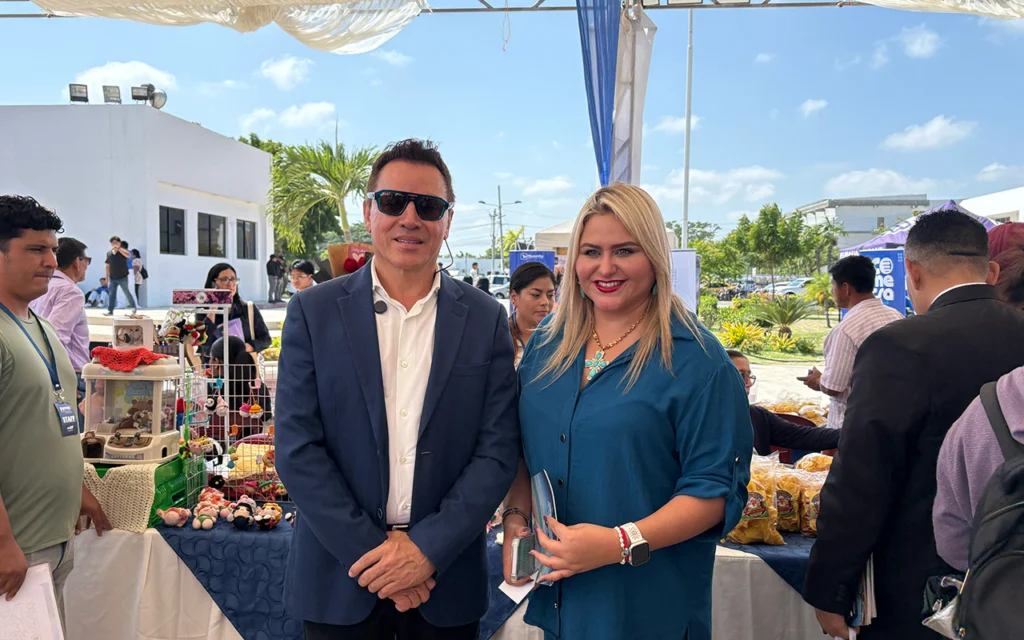Visita de CAPSE a los stands de emprendimientos locales con artesanías y productos de la provincia de Santa Elena