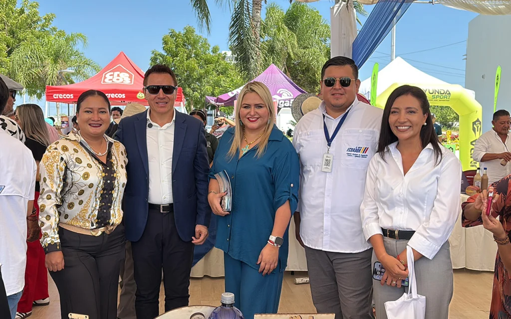 Representantes institucionales y del sector productivo recorren la feria de emprendedores en la Universidad Estatal Península de Santa Elena