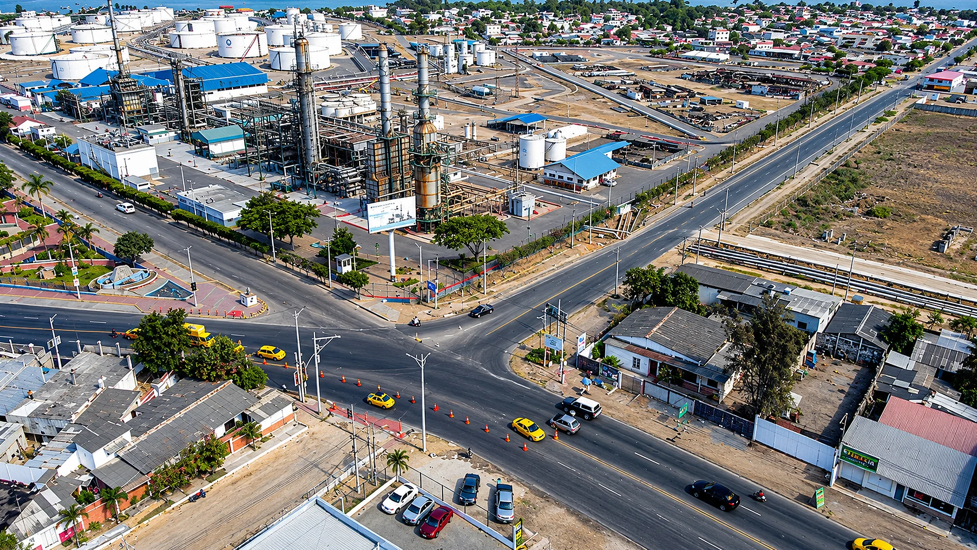 Vista aérea de la Refinería de La Libertad, con sus instalaciones industriales, tanques de almacenamiento, vías de acceso y el entorno urbano de La Libertad, Santa Elena.